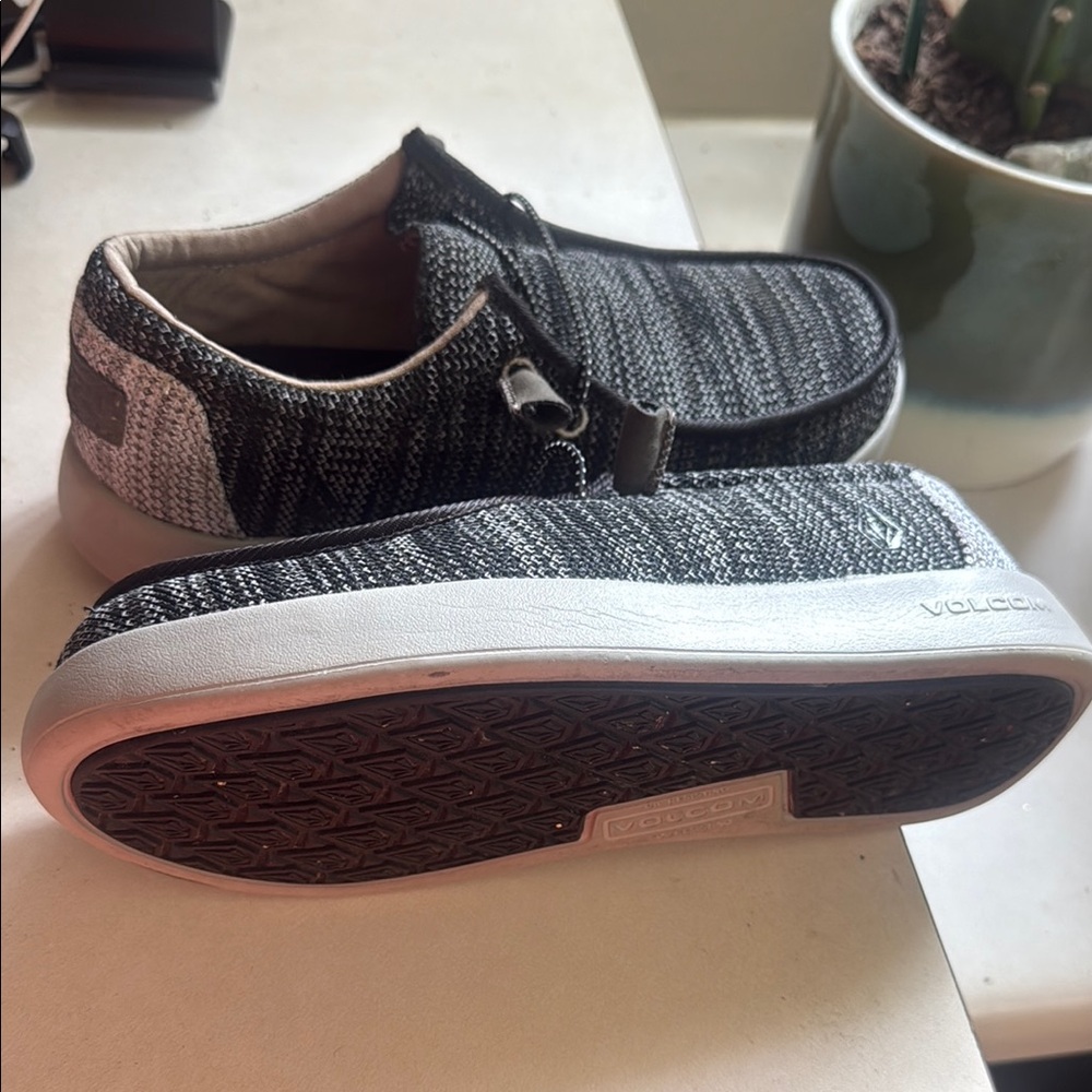 Volcom Men's /Women’s Black and Gray Casual